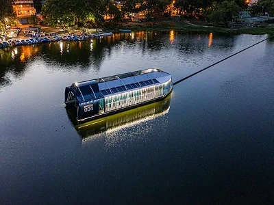 Perahu Otomatis Bertenaga Surya Interceptor-Membersihkan Sungai yang Tercemar